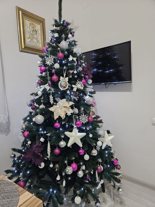 Brad artificial lux nins si conuri 220 cm NOU