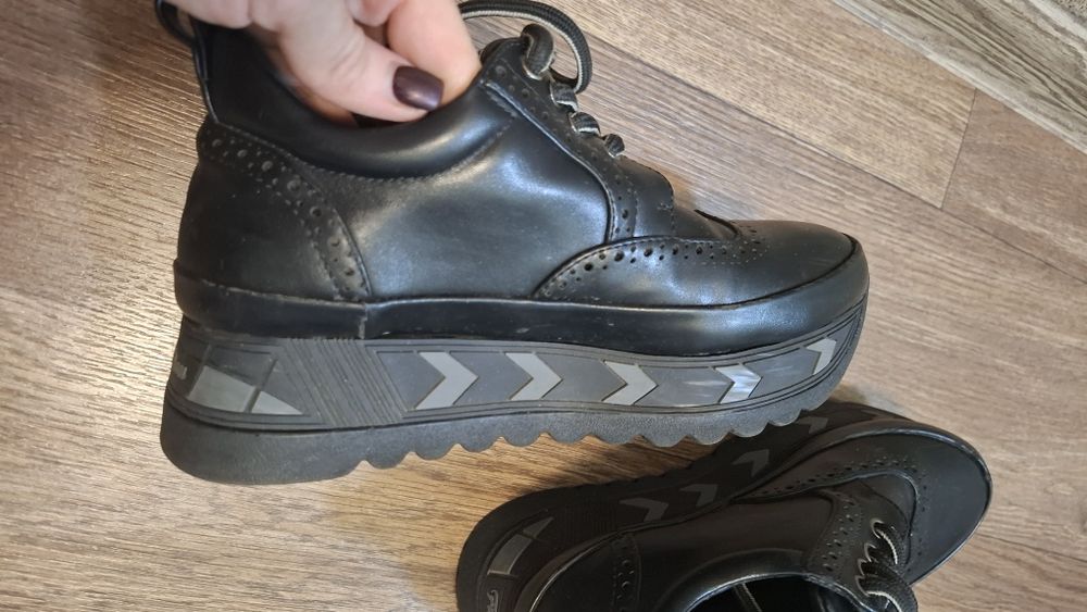 Черные кроссовки броги на танкетке.