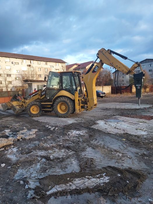 Buldoexcavator cu picon și miniexcavator de inchiriat