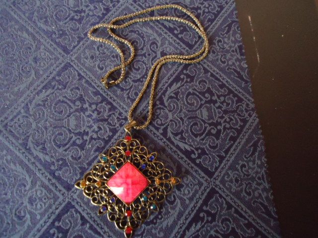 колие и обици в розово