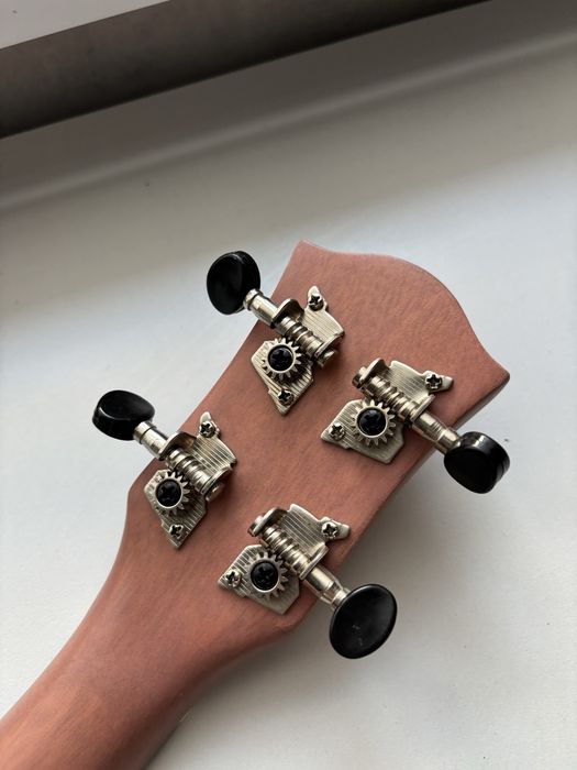 укулеле мини гитара(светлая осталась)