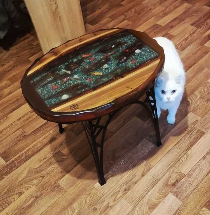 Столик маленький с эпоксидной смолой