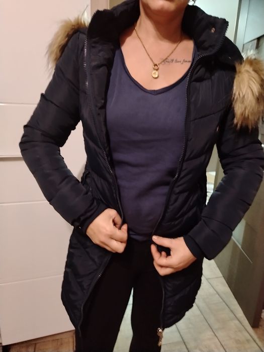 Vând geaca aproape nouă mărimea m dar cred ca se așeza mai bine la  s