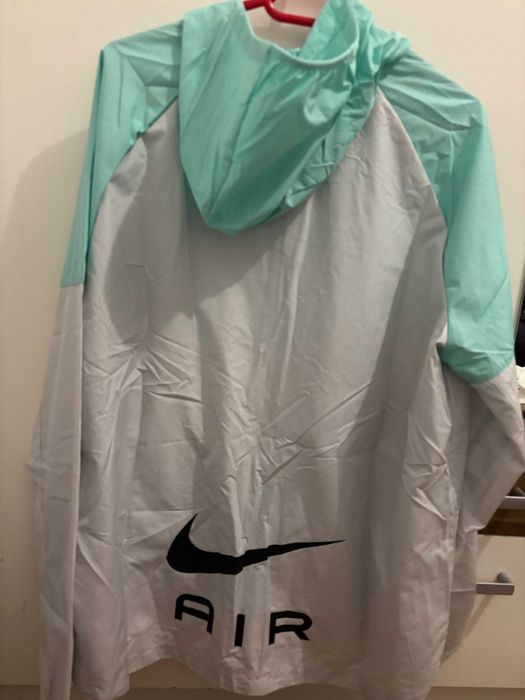 Vând jacheta Nike de primăvară