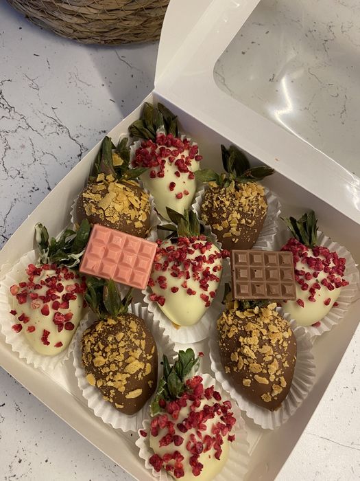 Клубника в шоколаде. Подарок.