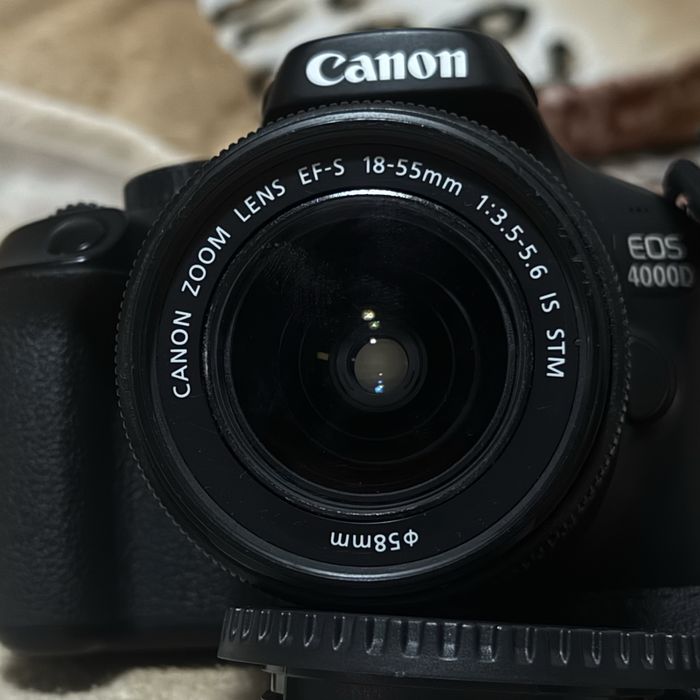 Canon 4000d Body+ Obiectiv 15-55ms+Sd Card 64gb +Curea +Acumulator+ Baterie