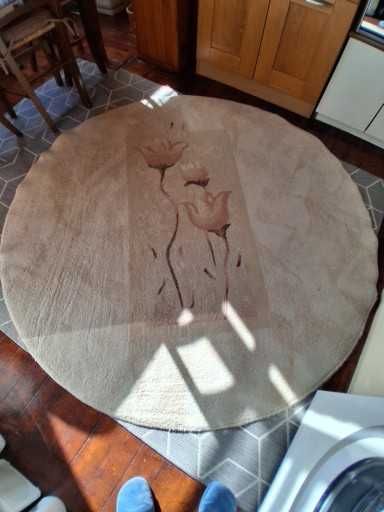 кръгло килимче/бежаво