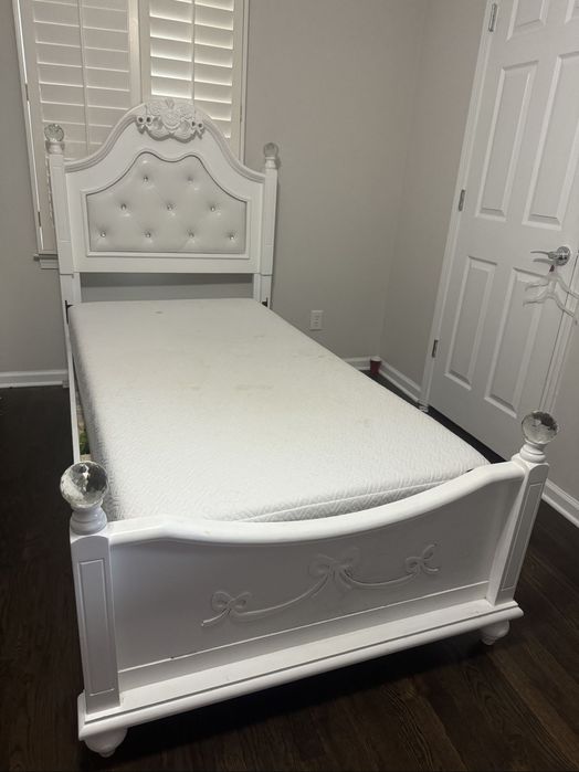 Pat fete cu noptiera si saltea