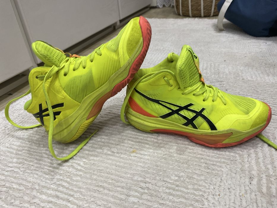 Волейбольные кроссовки ASICS