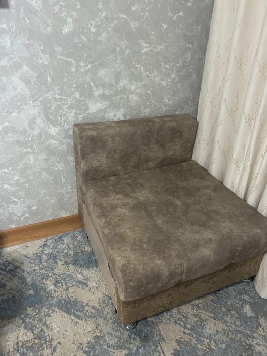 Угловой диван, можно использовать как прямой