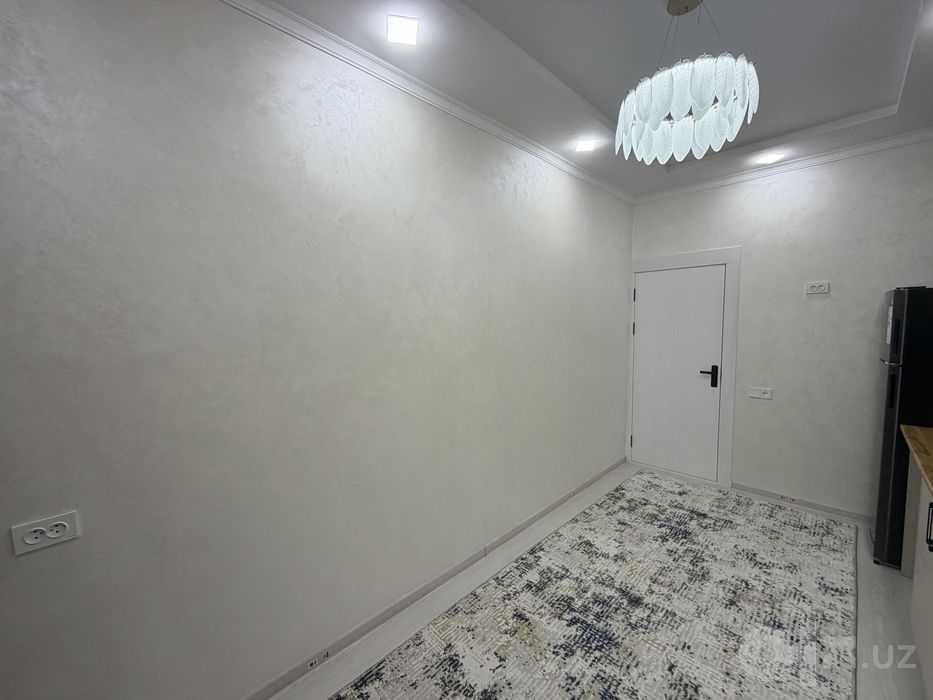 Sharq Bozorcha  7 Maktab oldida 3 etaj 2 xonalik Uy srochni Sotiladi