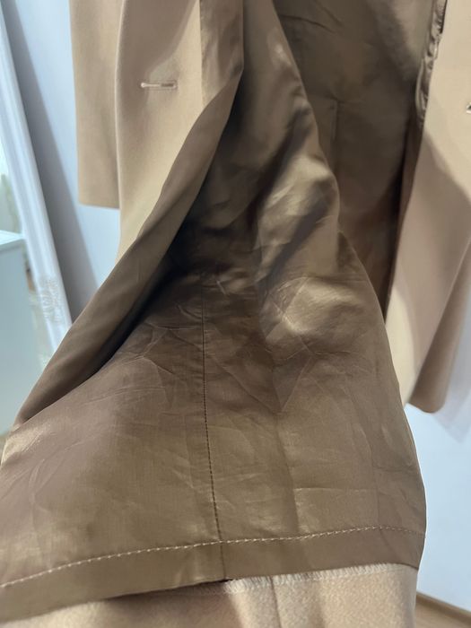 Vând palton bej, aspect de lână cu interior satinat.