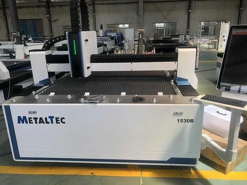 Оптоволоконный лазерный станок для резки металла MetalTec 1530B