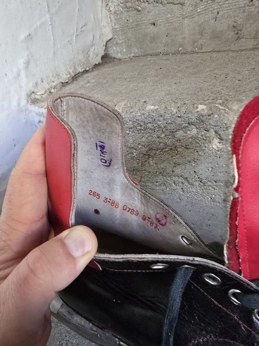 Стари ретро кожени кънки за лед