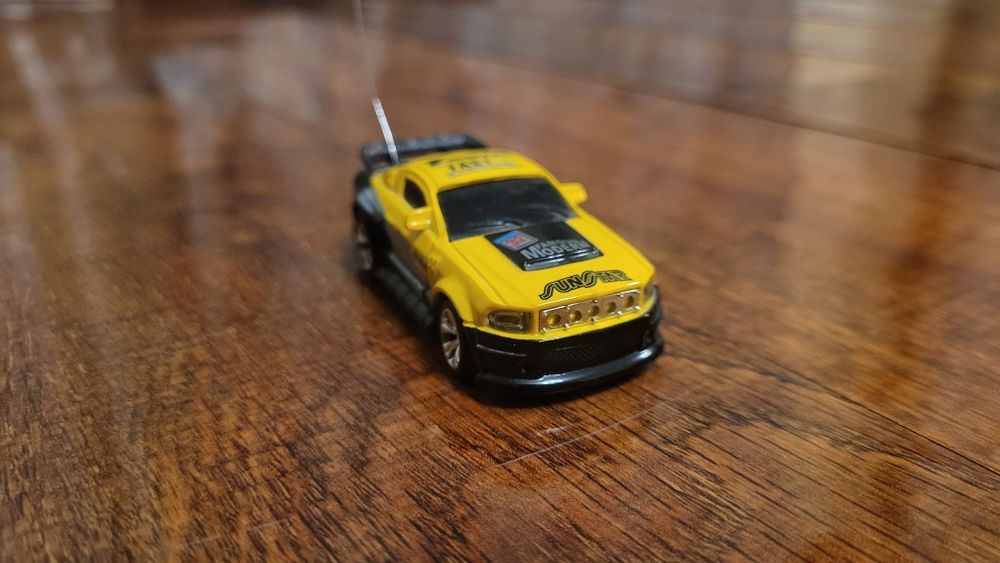Masina cu telecomanda 1/64 Ford Mustang GT 2006