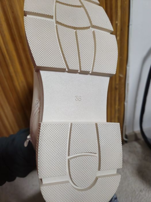 Дамски бежови боти