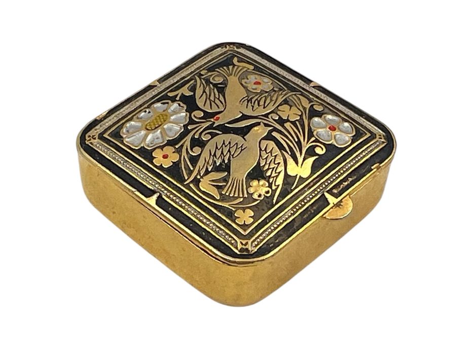 Стари метални кутийки различни форми и модификации