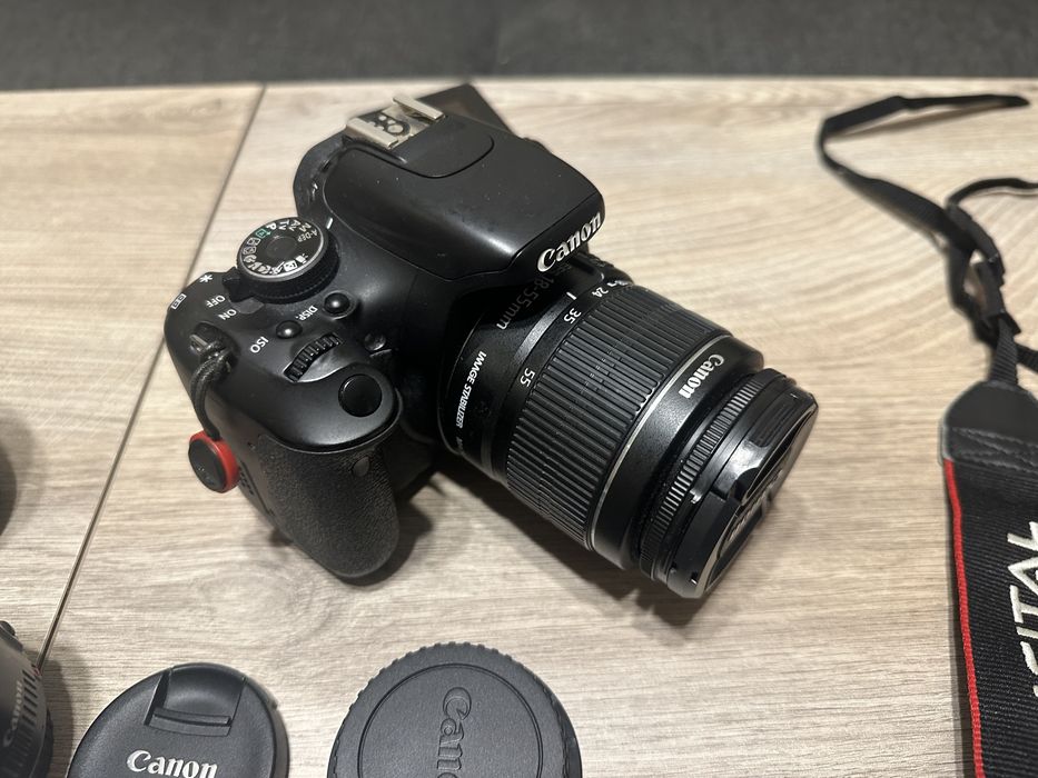Фотоапарат Canon 600D с няколко обектива