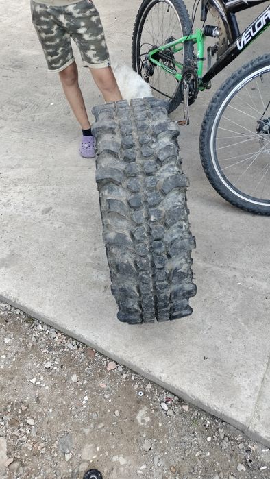Vând doar un cauciuc de jip aproape nou 4x4 pentru pădure