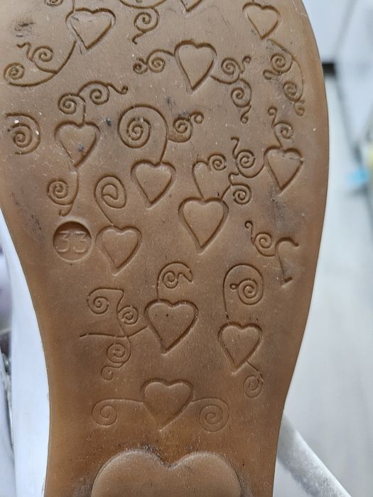 Продам белые туфельки для девочки