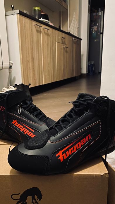 Adidași pentru motocicletă