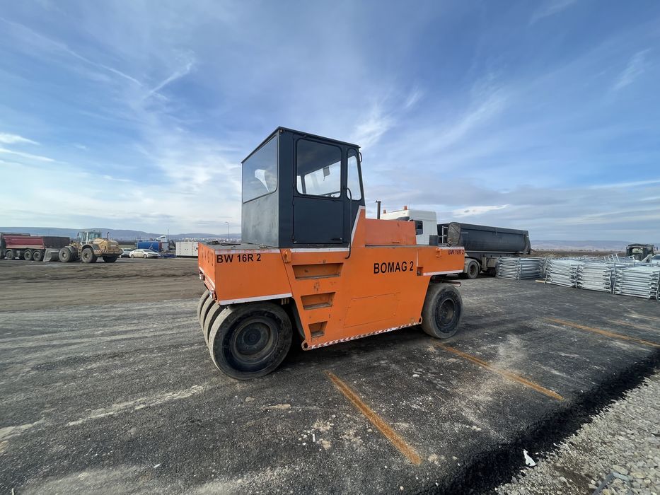 Inchiriez cilindru compactor pneuri