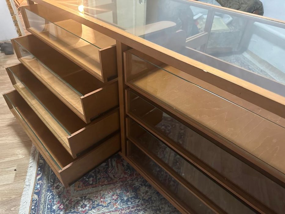 Продам стеклянную витрину