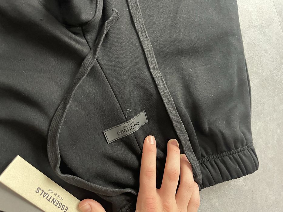 Pantaloni Essentials