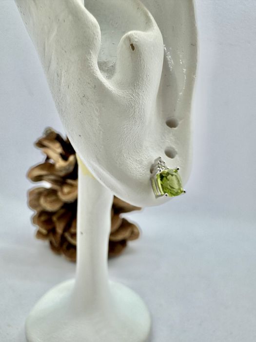 Сребърни обеци с естествен перидот