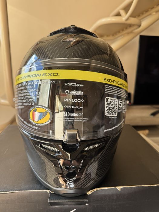 Каска Scorpion exo R1 evo carbon нова, размер M