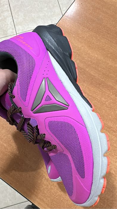 Продам новые кроссовки