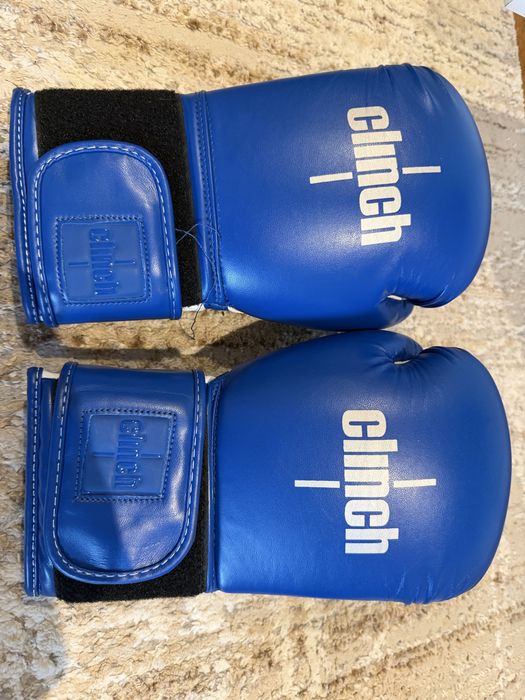 Боксерский комплект Clinch: перчатки 12 oz + шлем