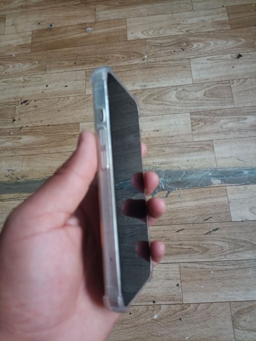 Iphone 13  в хорошем состояние