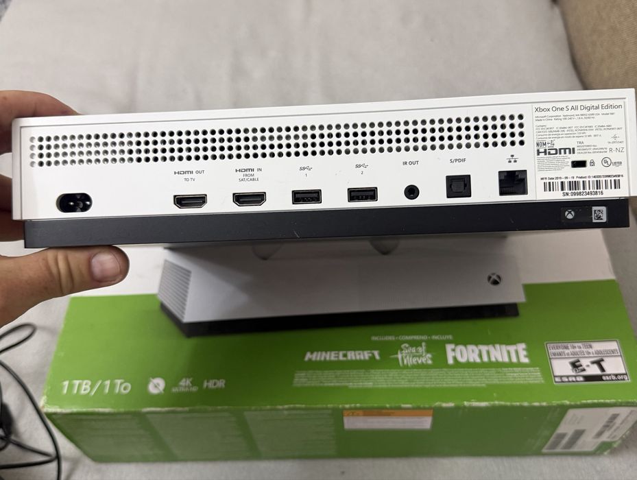 Xbox One S All Digital 1TB + Controller Original + Stație Venom + Cutie + Accesorii