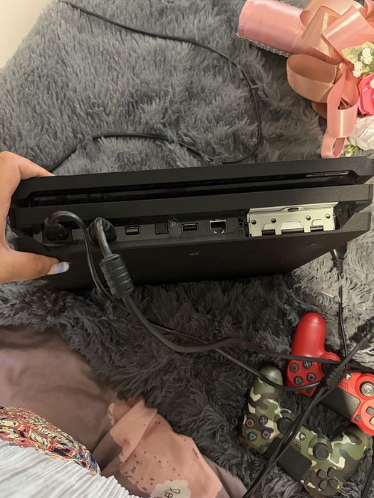 Ps 4 pro de vanzare in stare bun plus 2 manete