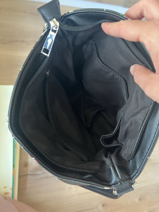 Черна чанта от еко кожа с флорални мотиви