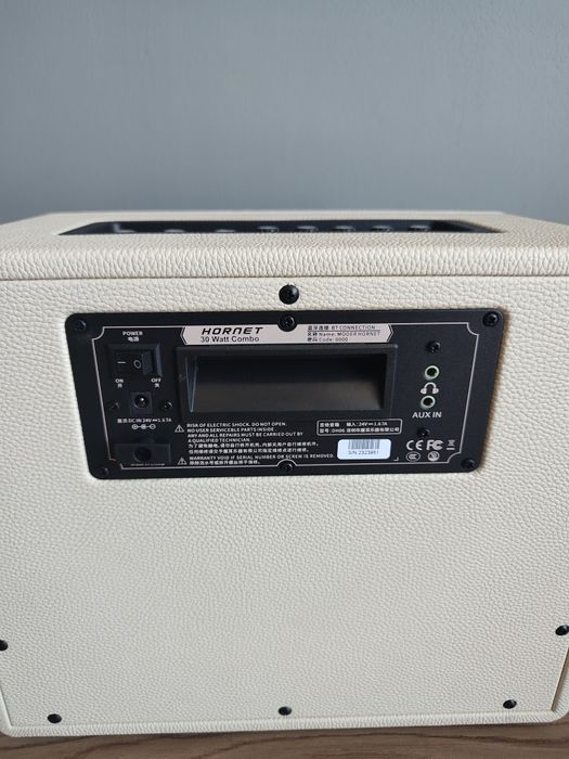 Китарен усилвател /кубе/ Mooer Hornet 30W - бял