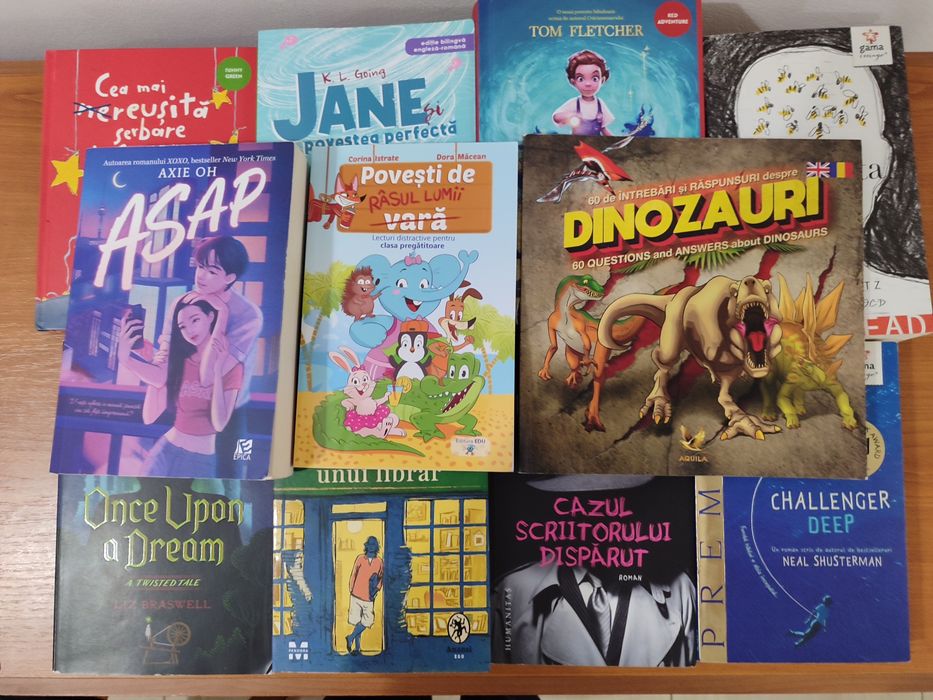 Vând cărți pentru adolescenți și copii în stare foarte bună