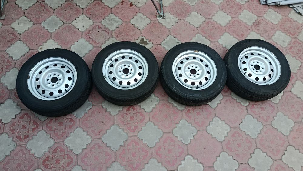 Продам зимние балконы с новыми дисками 185/65R14  зимний комплект