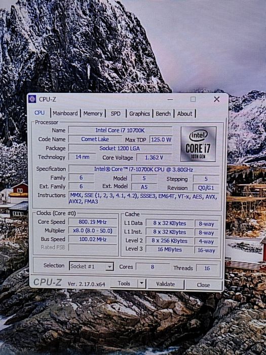 PC Gaming I7 10700K. Monitor 32  și birou gaming