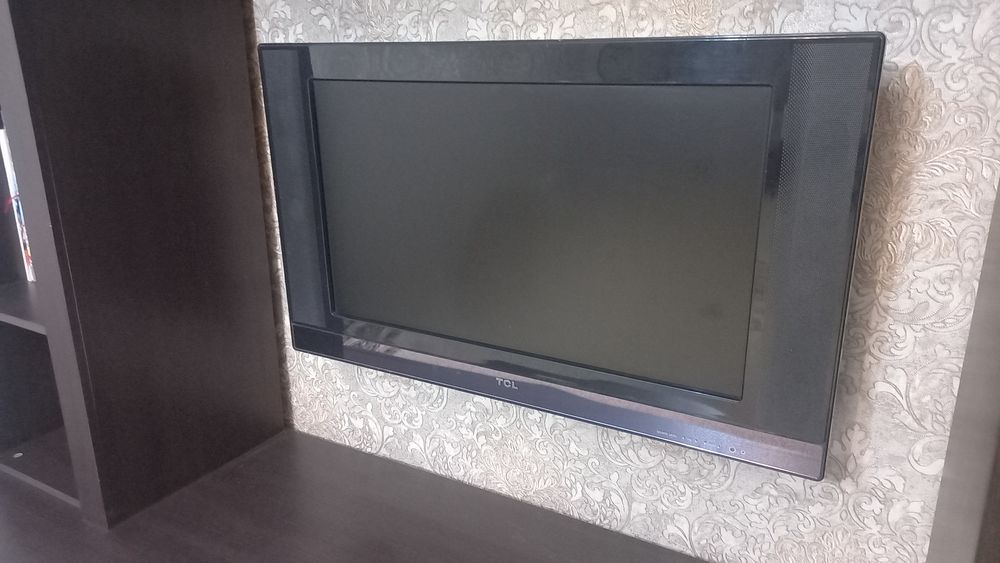 Телевизор TCL с кронштейном