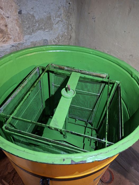 Ръчна центрофуга за мед и два използвани големи кошера