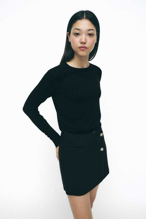 Zara – къс пола-панталон с висока талия и златисти копчета.