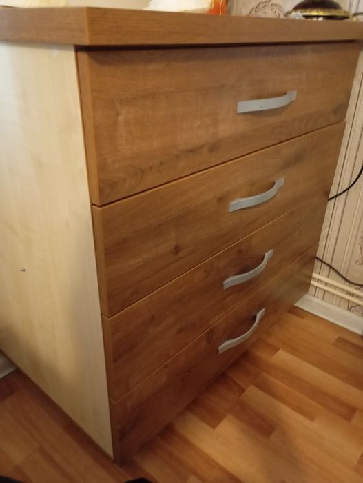 Comodă cu patru sertare