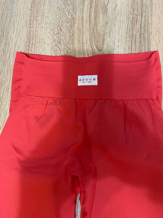 Продавам дамски спортни клинове