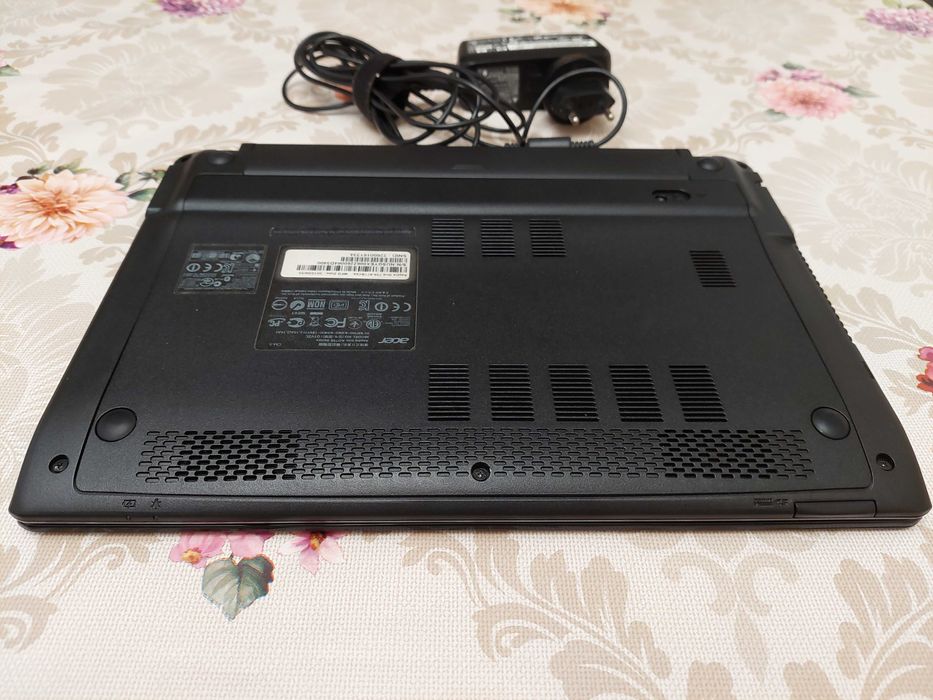 Лаптоп Acer Aspire One 756-877 с предпазен калъф