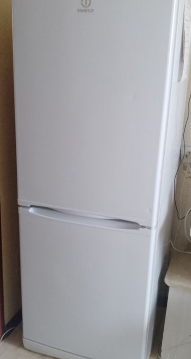 Продам холодильник Indesit на запчасти / под ремонт