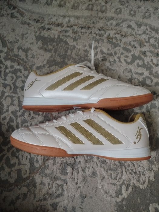 Футзальные кросовки , новые