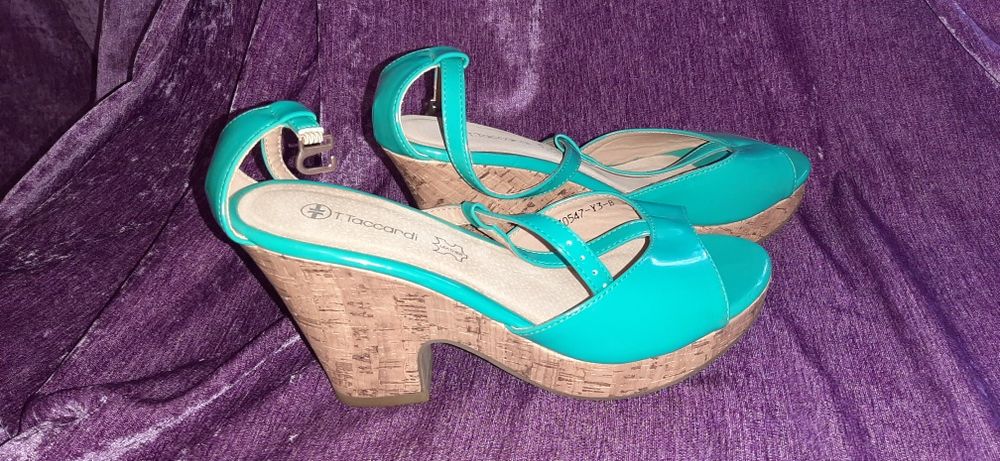 Продам босоножки новые