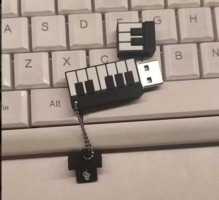 Flash Drive USB de 64 GB cu Design Cheie de Pian Negru și Alb